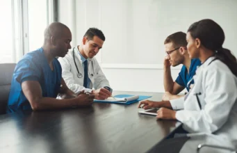 Les infirmiers, kinésithérapeutes et opticiens voient leurs nouvelles missions, selon plusieurs décrets parus au Journal Officiel