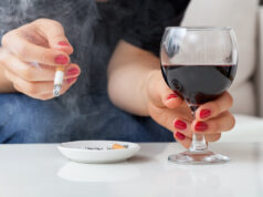 Voilà pourquoi boire de l’alcool donne envie de fumer