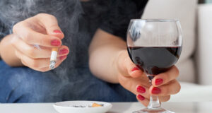 Voilà pourquoi boire de l’alcool donne envie de fumer