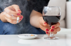 Voilà pourquoi boire de l’alcool donne envie de fumer