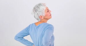 Mal de dos chez les seniors : quels exercices privilégier ?