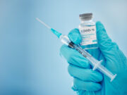 Covid-19 : on sait enfin quels pays ont pris les meilleurs décisions face à la crise Doctor, hands and covid vaccine for cure, healthcare or medical syringe medication to combat the virus. Hand of nurse holding corona virus sample with needle for vaccination from illness or disease.