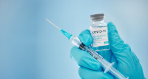 Covid-19 : on sait enfin quels pays ont pris les meilleurs décisions face à la crise Doctor, hands and covid vaccine for cure, healthcare or medical syringe medication to combat the virus. Hand of nurse holding corona virus sample with needle for vaccination from illness or disease.