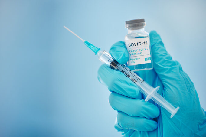 Covid-19 : on sait enfin quels pays ont pris les meilleurs décisions face à la crise Doctor, hands and covid vaccine for cure, healthcare or medical syringe medication to combat the virus. Hand of nurse holding corona virus sample with needle for vaccination from illness or disease.