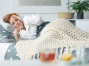 Grippe: la position idéale au lit pour mieux respirer