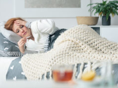 Grippe: la position idéale au lit pour mieux respirer