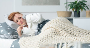 Grippe: la position idéale au lit pour mieux respirer