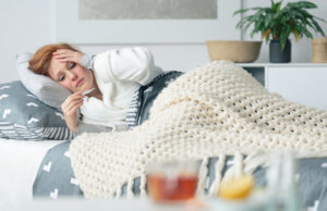 Grippe: la position idéale au lit pour mieux respirer