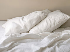 Oreillers : ce geste que vous oubliez pourrait nuire à votre santé