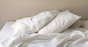 Oreillers : ce geste que vous oubliez pourrait nuire à votre santé