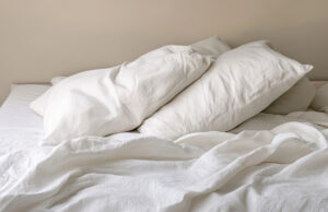 Oreillers : ce geste que vous oubliez pourrait nuire à votre santé