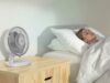 Dormir avec un ventilateur en été : bienfaits, risques et alternatives efficaces