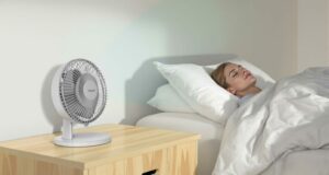 Dormir avec un ventilateur en été : bienfaits, risques et alternatives efficaces