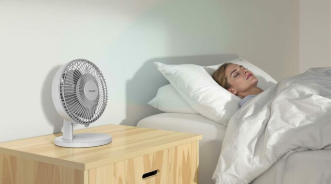 Dormir avec un ventilateur en été : bienfaits, risques et alternatives efficaces