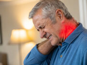 Douleurs au cou : les gestes simples à adopter pour les éviter