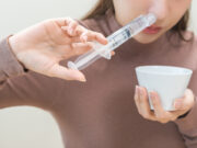 Sérum physiologique: un rappel massif secoue la France, des résidus d’alcool détectés