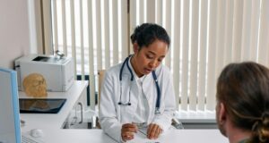 « La plupart des gens s’éteignent à cette heure-là » : la révélation troublante d’une infirmière en soins palliatifs