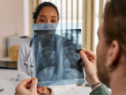 Je suis médecin et voici la première cause du cancer malgré une vie saine, on peut l’éviter