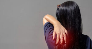 Douleur à l’omoplate : significations, causes et traitements