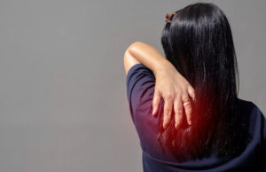 Douleur à l’omoplate : significations, causes et traitements