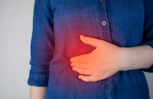 Douleur sous les côtes : gauche, droite, causes, que faire ?