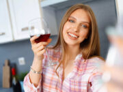 Les dermatologues constatent un effet frappant sur la peau dès qu’on arrête l’alcool — il surprend même les patients