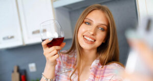 Les dermatologues constatent un effet frappant sur la peau dès qu’on arrête l’alcool — il surprend même les patients