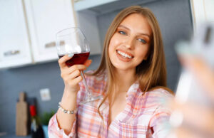 Les dermatologues constatent un effet frappant sur la peau dès qu’on arrête l’alcool — il surprend même les patients