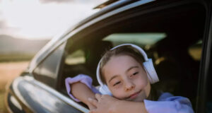 Les chercheurs sont formels : écouter ce son pendant 1 minute évite d’être malade en voiture