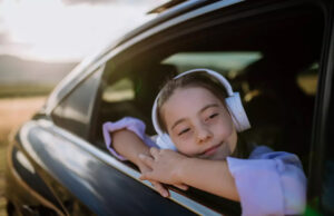 Les chercheurs sont formels : écouter ce son pendant 1 minute évite d’être malade en voiture