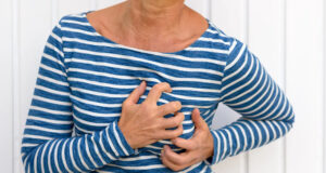 Un médecin urgentiste alerte : ce trouble respiratoire est le signe d’un pneumothorax, il faut vite appeler le 15