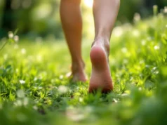 Marcher pieds nus : un secret pour booster votre santé