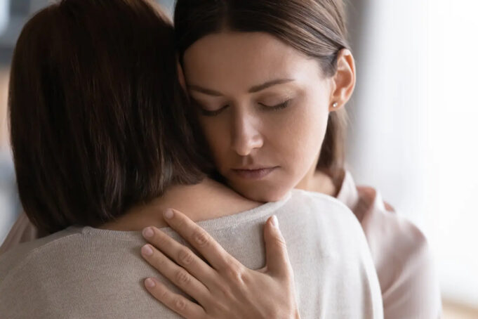 La phrase parfaite pour réconforter un proche à l’annonce d’un cancer, elle apaise vraiment