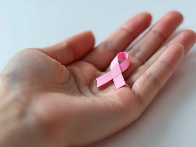 cancer-du-sein-a-39-ans-le-danger-de-la-detection-1762240236