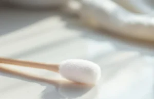 Ce geste quotidien qui détruit votre audition sans que vous le sachiez