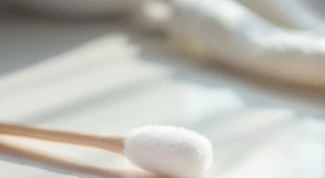 Ce geste quotidien qui détruit votre audition sans que vous le sachiez