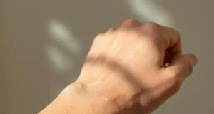 Peau sèche persistante : signes d’une maladie grave à ne pas ignorer