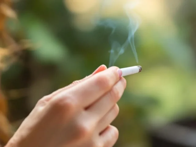 cancer-du-poumon-chez-la-femme-7-signes-d-alerte-a-1774273034