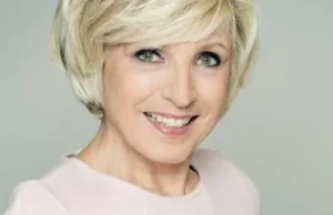 Evelyne Dhéliat à 77 ans : son secret naturel pour une silhouette parfaite