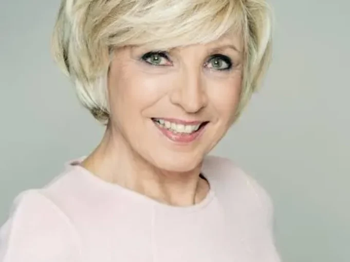 Evelyne Dhéliat à 77 ans : son secret naturel pour une silhouette parfaite