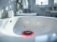 Saignements dans le lavabo : le signe d’un problème bucco-dentaire caché