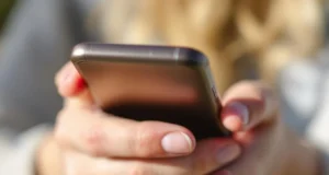 Votre téléphone détruit votre peau sans que vous le sachiez