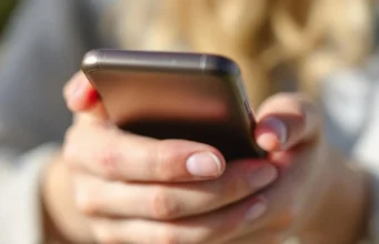 Votre téléphone détruit votre peau sans que vous le sachiez