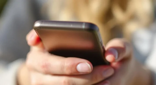 Votre téléphone détruit votre peau sans que vous le sachiez