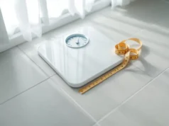 Faut-il se peser chaque jour pour maigrir ? La vérité selon le Dr Cohen