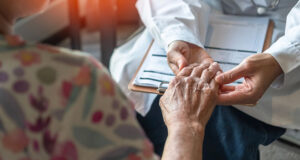 Ces symptômes de la maladie de Parkinson seraient plus courants chez les femmes