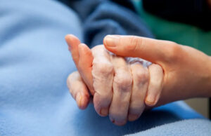 Je suis infirmière en soins palliatifs : un mois avant le départ, les patients commencent tous à faire cette chose étrange
