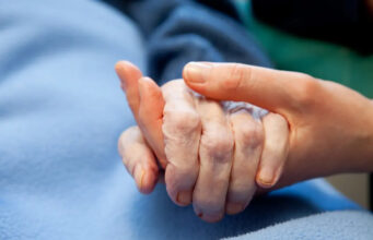 Je suis infirmière en soins palliatifs : un mois avant le départ, les patients commencent tous à faire cette chose étrange