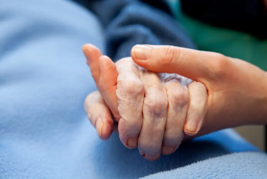 Je suis infirmière en soins palliatifs : un mois avant le départ, les patients commencent tous à faire cette chose étrange