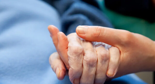 Je suis infirmière en soins palliatifs : un mois avant le départ, les patients commencent tous à faire cette chose étrange